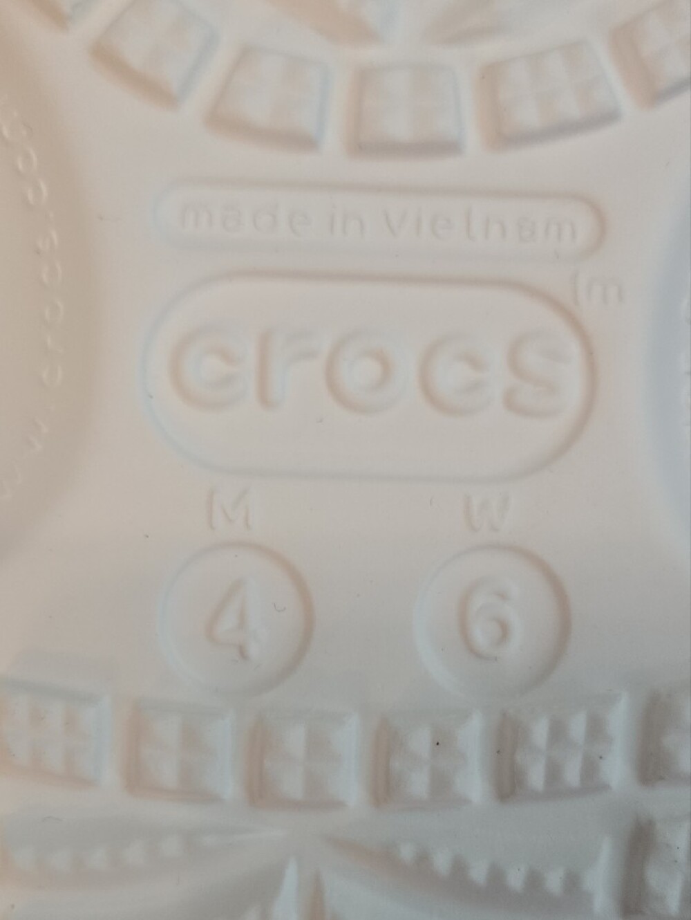 CROCS Classic Clog in White / M 4, W 6 - Picture 8 of 9